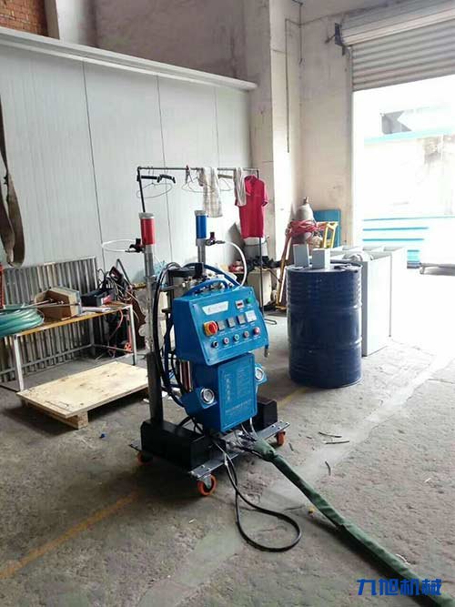 聚氨酯為什么適合保溫施工你知道嗎?(圖2) 車間地面聚氨酯噴涂施工
