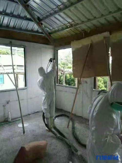 硬泡聚氨酯噴涂機價格貴不貴?有哪些用途?(圖2) 聚氨酯發泡噴涂墻面施工