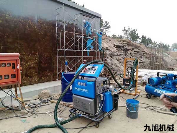 聚脲噴涂機(jī)JNJX-Q5600(T)【圖】【視頻】(圖2) 室外文浩展覽墻防腐聚脲噴涂機(jī)施工案例