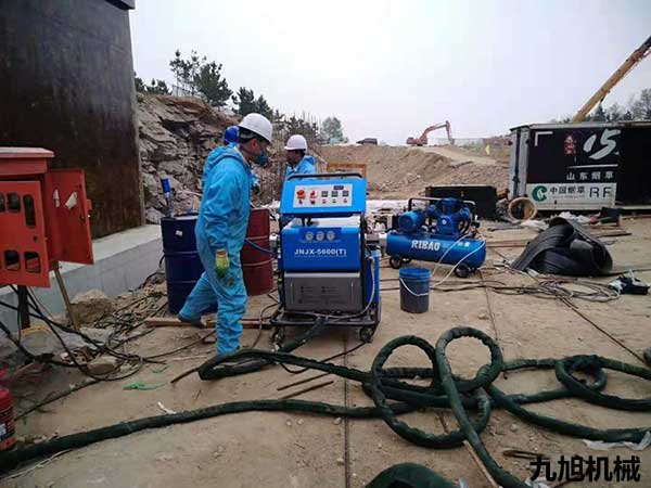 聚脲噴涂機(jī)JNJX-Q5600(T)【圖】【視頻】(圖3) 聚脲噴涂機(jī)JNJX-H5600(T)安裝培訓(xùn)照片